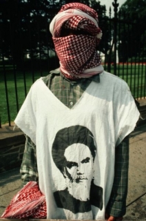 Američan? Snímek z demonstrace před Bílým domem v roce 1996.